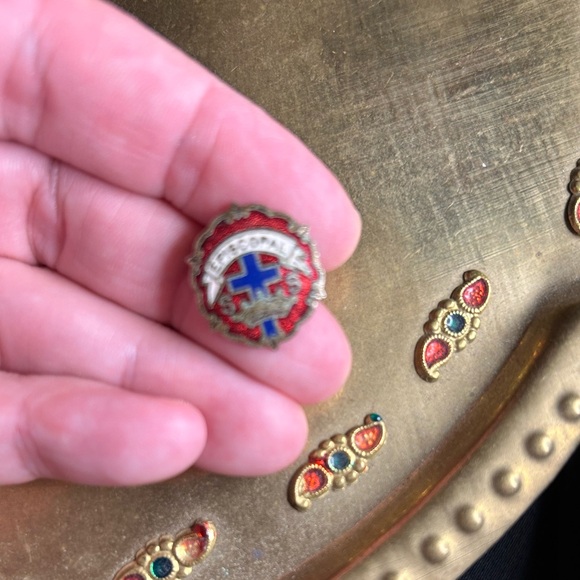 VTG Brass and Enamel Religious pin with cross and crown. - Picture 4 of 5